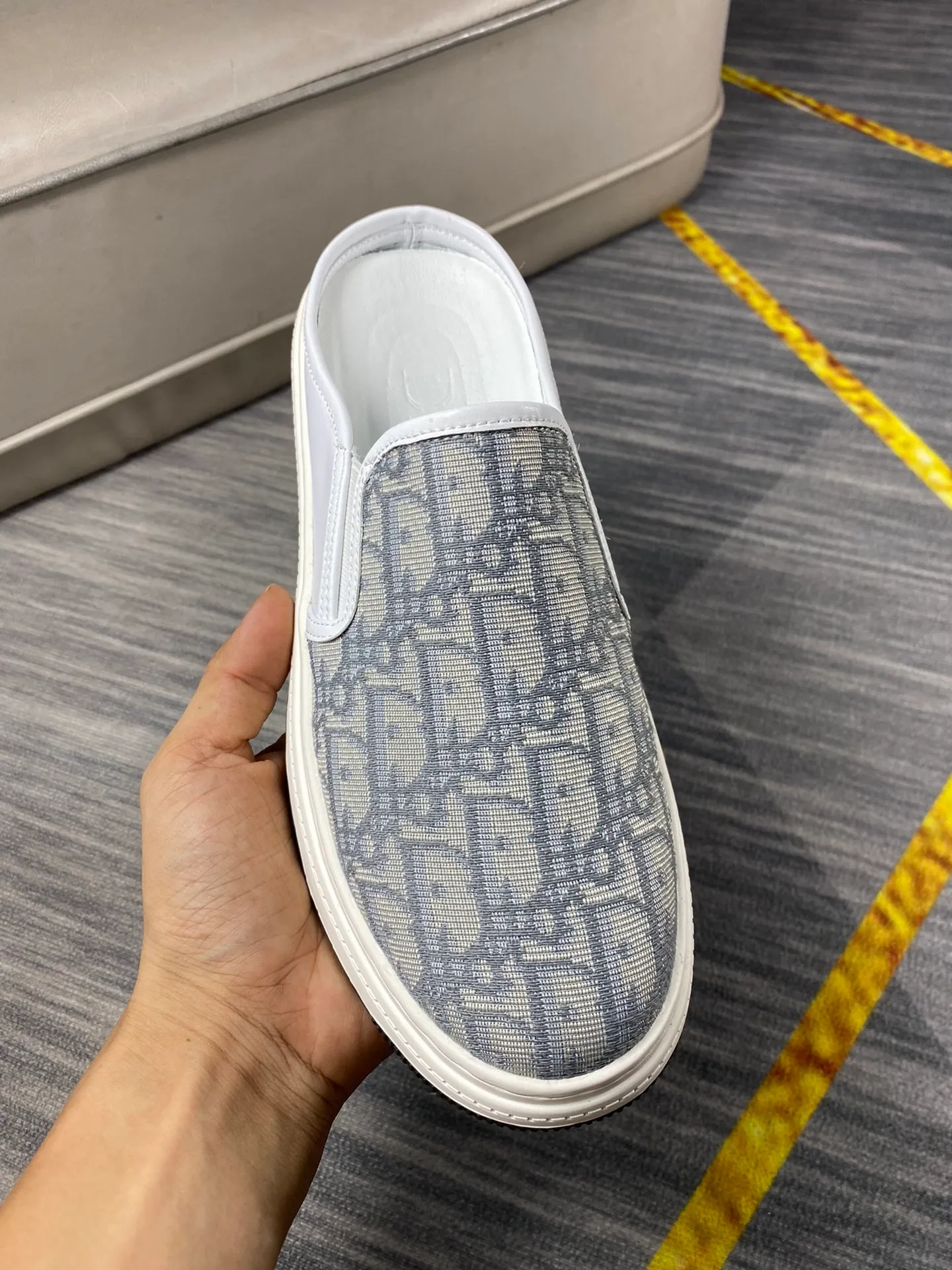 P380 Dior men's casual half-drag👞. Handsome and versatile low-top shoes, with exquisite branded jacquard fabric for the upper, sheepskin lining for the feet, 🌺🌺perfect shoe last, 🌲🌲fashionable and handsome, comfortable on the feet, 🚗🚗wear-resistant and non-slip rubber outsole. Code number: 38-44. 45 is custom-made and cannot be returned or exchanged